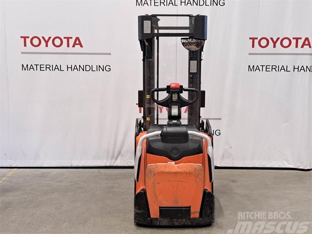 Toyota SPE140L Self propelled stackers